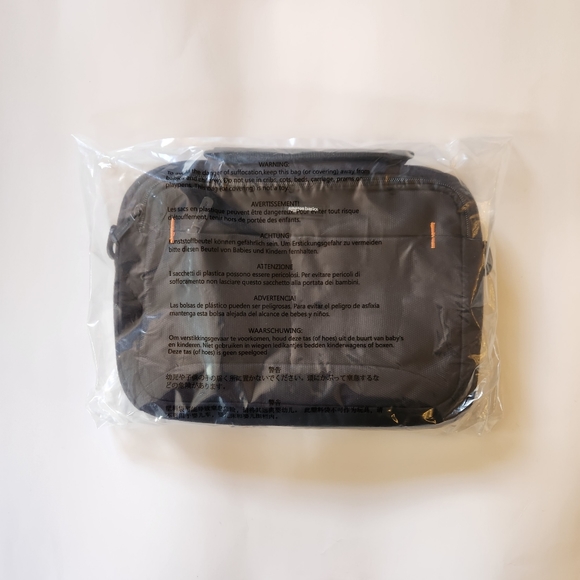 Amazon Basics 11.6-Inch Laptop and iPad Tablet Shoulder Bag Carrying Case, Black - Picture 12 of 12